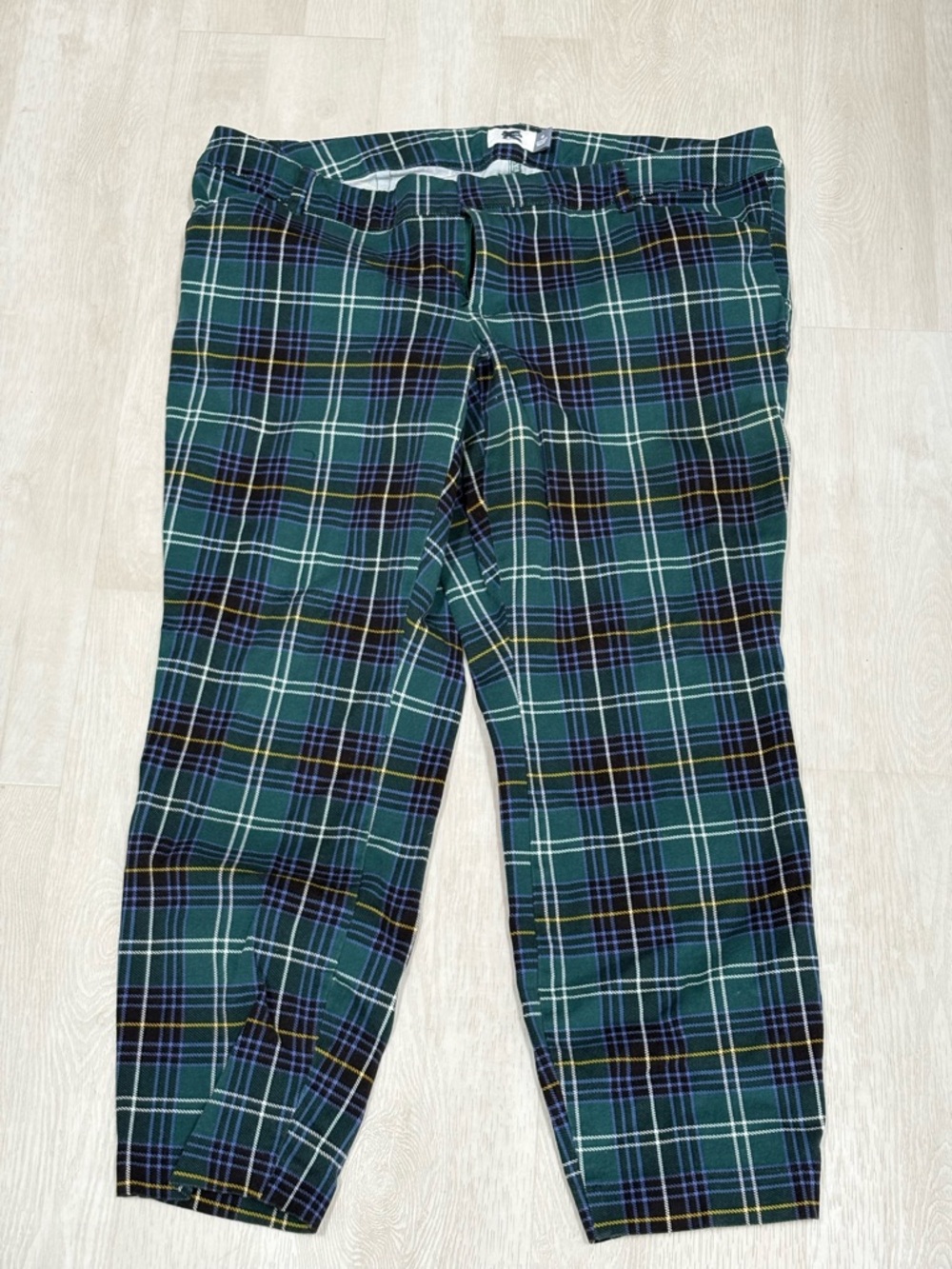 Classic Green Plaid Trousers with Rear Pockets